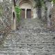 En haut des marches, un joyaux de l'art roman vous attend